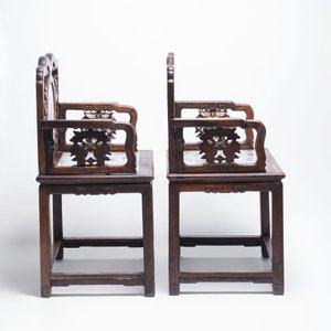 A pair of Chinese marble-inset mother-of-pearl-inlaid hongmu chairs, 19th C. — foto 4