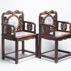 A pair of Chinese marble-inset mother-of-pearl-inlaid hongmu chairs, 19th C. — foto 5