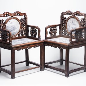 A pair of Chinese marble-inset mother-of-pearl-inlaid hongmu chairs, 19th C. — foto 6