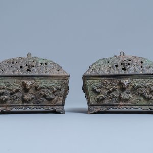 A pair of Chinese Ming-style bronze censers with reticulated covers, 19th C. — 照片 2