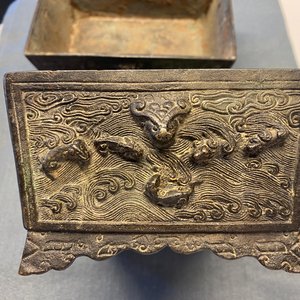 A pair of Chinese Ming-style bronze censers with reticulated covers, 19th C. — 照片 34