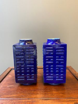 A pair of Chinese monochrome blue-glazed 'cong' vases with trigrams, Guangxu mark and of the period — 照片 1