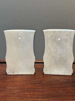 A pair of Chinese monochrome blue-glazed wall pocket vases, 19/20th C. — 照片 2