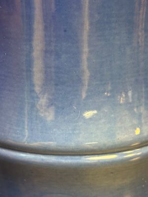 A pair of Chinese monochrome blue-glazed wall pocket vases, 19/20th C. — 照片 5