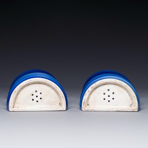 A pair of Chinese monochrome blue-glazed wall pocket vases, 19/20th C. — 照片 3