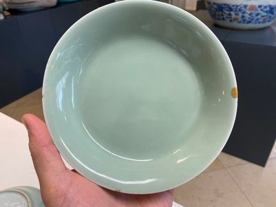 A pair of Chinese monochrome celadon-glazed plates, Qianlong mark and of the period — 照片 3