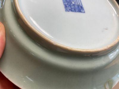 A pair of Chinese monochrome celadon-glazed plates, Qianlong mark and of the period — 照片 6