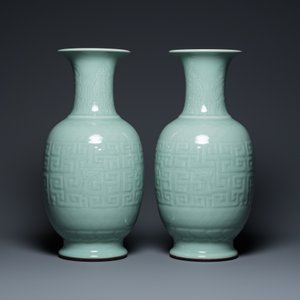 A pair of Chinese monochrome celadon-glazed vases with underglaze design on wooden stands, Qianlong mark, 18/19th C. — 照片 2