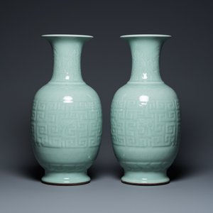 A pair of Chinese monochrome celadon-glazed vases with underglaze design on wooden stands, Qianlong mark, 18/19th C. — 照片 4