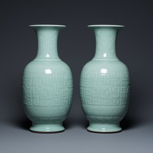 A pair of Chinese monochrome celadon-glazed vases with underglaze design on wooden stands, Qianlong mark, 18/19th C. — 照片 5