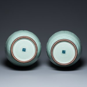 A pair of Chinese monochrome celadon-glazed vases with underglaze design on wooden stands, Qianlong mark, 18/19th C. — 照片 7
