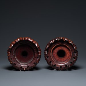A pair of Chinese monochrome celadon-glazed vases with underglaze design on wooden stands, Qianlong mark, 18/19th C. — 照片 9