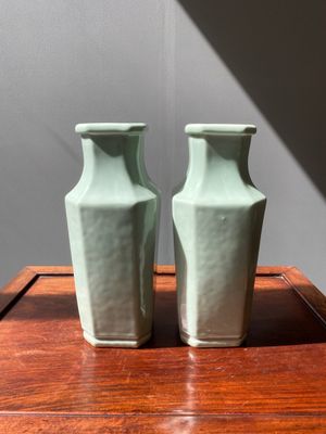 A pair of Chinese monochrome celadon-glazed vases, Xuantong mark and of the period — 照片 2