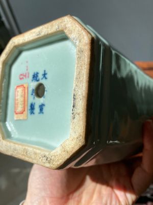 A pair of Chinese monochrome celadon-glazed vases, Xuantong mark and of the period — 照片 7