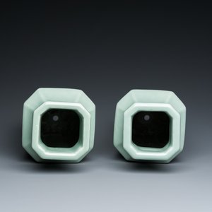 A pair of Chinese monochrome celadon-glazed vases, Xuantong mark and of the period — 照片 5