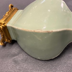 A pair of Chinese monochrome celadon vases with gilt bronze mounts, 18/19th C. — 照片 12