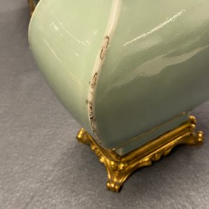 A pair of Chinese monochrome celadon vases with gilt bronze mounts, 18/19th C. — 照片 18