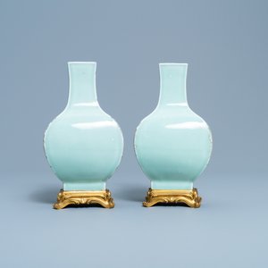 A pair of Chinese monochrome celadon vases with gilt bronze mounts, 18/19th C. — 照片 2