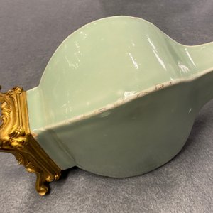 A pair of Chinese monochrome celadon vases with gilt bronze mounts, 18/19th C. — 照片 9