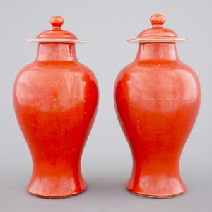 A pair of Chinese monochrome coral ground baluster vases with cover, 19th C. — foto 1