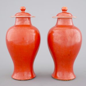 A pair of Chinese monochrome coral ground baluster vases with cover, 19th C. — foto 2