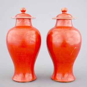 A pair of Chinese monochrome coral ground baluster vases with cover, 19th C. — foto 3