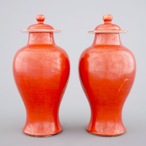 A pair of Chinese monochrome coral ground baluster vases with cover, 19th C. — foto 4
