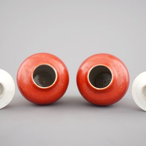 A pair of Chinese monochrome coral ground baluster vases with cover, 19th C. — foto 5