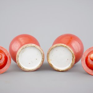 A pair of Chinese monochrome coral ground baluster vases with cover, 19th C. — foto 6