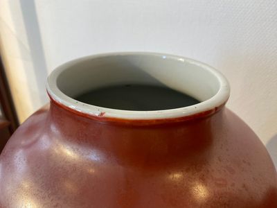 A pair of Chinese monochrome coral-red-glazed vases with wooden stands and lids, Republic — 照片 6