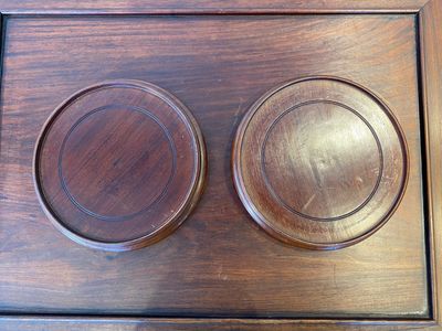 A pair of Chinese monochrome coral-red-glazed vases with wooden stands and lids, Republic — 照片 10