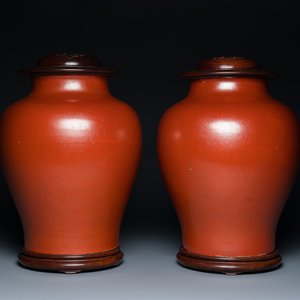 A pair of Chinese monochrome coral-red-glazed vases with wooden stands and lids, Republic — 照片 1