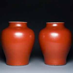 A pair of Chinese monochrome coral-red-glazed vases with wooden stands and lids, Republic — 照片 2