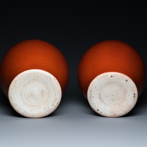 A pair of Chinese monochrome coral-red-glazed vases with wooden stands and lids, Republic — 照片 7