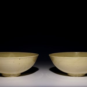 A pair of Chinese monochrome cream-glazed bowls, Northern Song or Jin — 照片 1