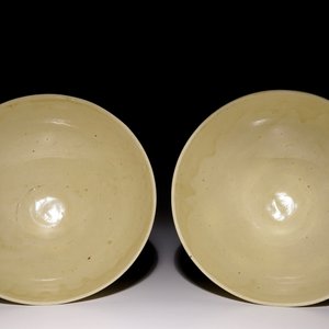 A pair of Chinese monochrome cream-glazed bowls, Northern Song or Jin — 照片 2
