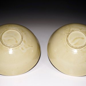 A pair of Chinese monochrome cream-glazed bowls, Northern Song or Jin — 照片 3