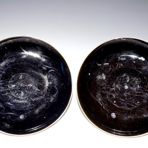 A pair of Chinese monochrome dark aubergine plates with traces of gilding, Kangxi — 照片 3