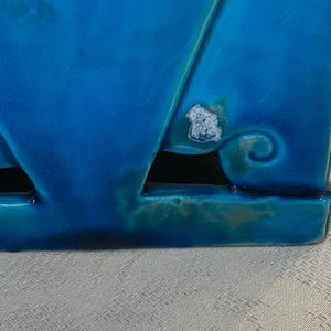 A pair of Chinese monochrome lavender blue vases, a turquoise hat stand and a pair of lions, 19/20th C. — photo 18