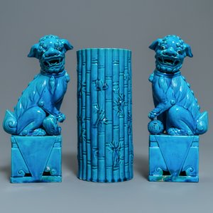 A pair of Chinese monochrome lavender blue vases, a turquoise hat stand and a pair of lions, 19/20th C. — photo 2
