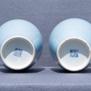 A pair of Chinese monochrome lavender blue vases, a turquoise hat stand and a pair of lions, 19/20th C. — photo 21