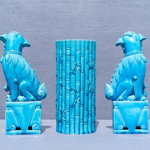 A pair of Chinese monochrome lavender blue vases, a turquoise hat stand and a pair of lions, 19/20th C. — photo 23
