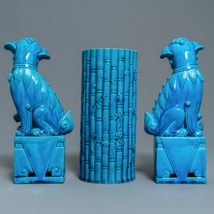 A pair of Chinese monochrome lavender blue vases, a turquoise hat stand and a pair of lions, 19/20th C. — photo 4