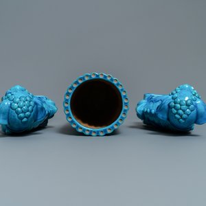 A pair of Chinese monochrome lavender blue vases, a turquoise hat stand and a pair of lions, 19/20th C. — photo 6