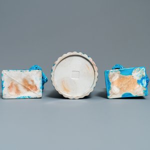 A pair of Chinese monochrome lavender blue vases, a turquoise hat stand and a pair of lions, 19/20th C. — photo 7