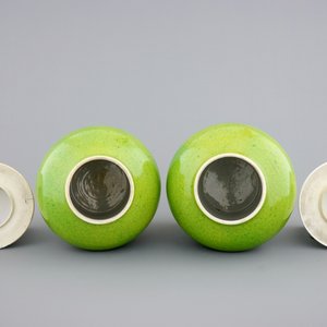 A pair of Chinese monochrome lime green vases and covers, 19/20th C. — photo 3