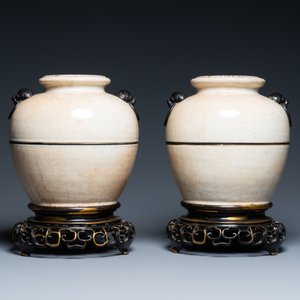 A pair of Chinese monochrome Nanking crackle-glazed vases on reticulated bronze stands, 19th C. — 照片 3