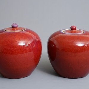 A pair of Chinese monochrome oxblood-glazed jars and covers, 19th C. — 照片 1