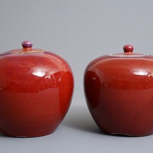 A pair of Chinese monochrome oxblood-glazed jars and covers, 19th C. — 照片 3