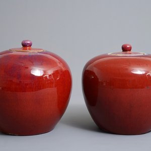 A pair of Chinese monochrome oxblood-glazed jars and covers, 19th C. — 照片 4
